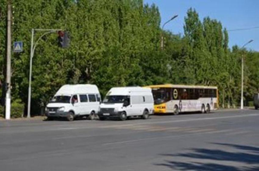 Маршрутчики в Волжском не сняли с машин предвыборные плакаты