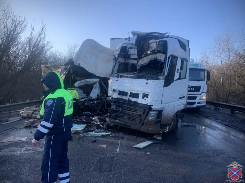 Молодой водитель «ГАЗели» погиб в лобовом столкновении с фурой в Волгоградской области