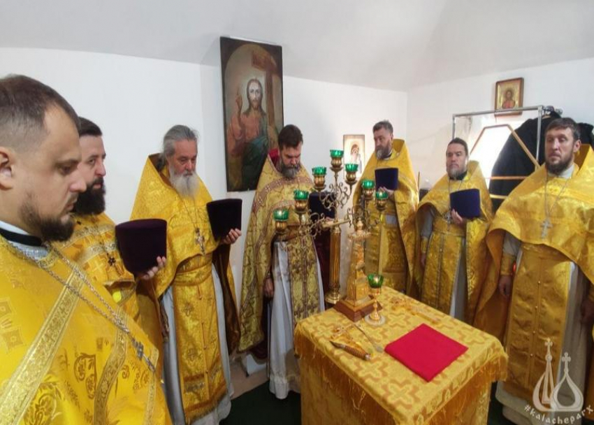 В храме Александра Невского в Волжском состоялась Божественная литургия