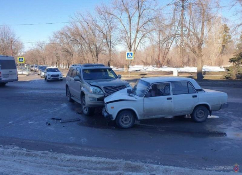 В Волжском водитель Lexus отправил пенсионера в больницу