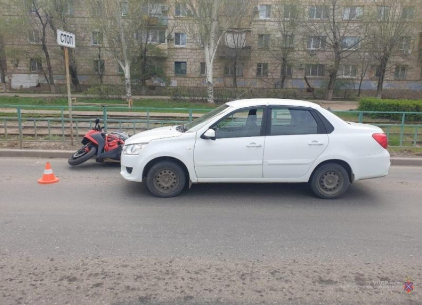 Водитель иномарки «догнал» мотоцикл в Волжском: есть пострадавшие