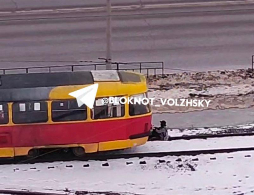 В Волжском зацеперы-малолетки устроили опасный аттракцион на трамвае №4: видео