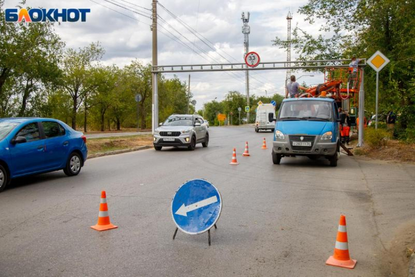 Метимся на рекорд? В Волжском к десятку приближается количество падений ограничительной арки на Набережной