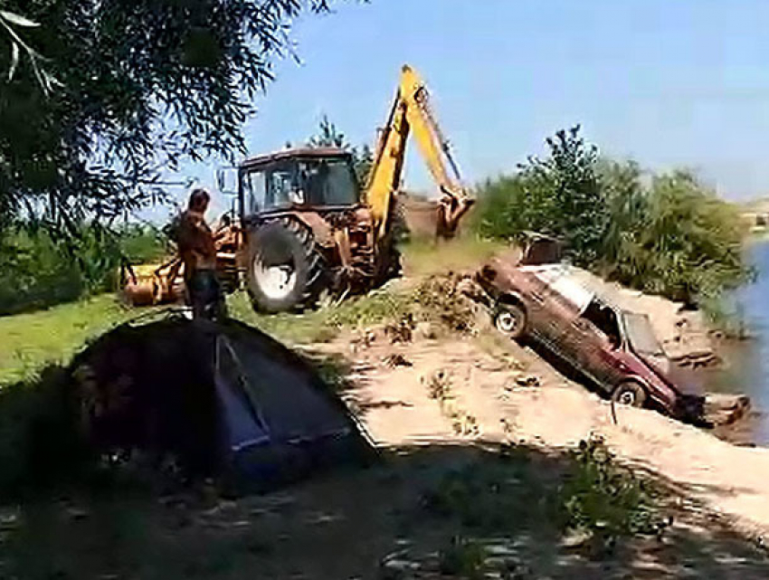 Операция по спасению авто из реки попала на видео в Волжском