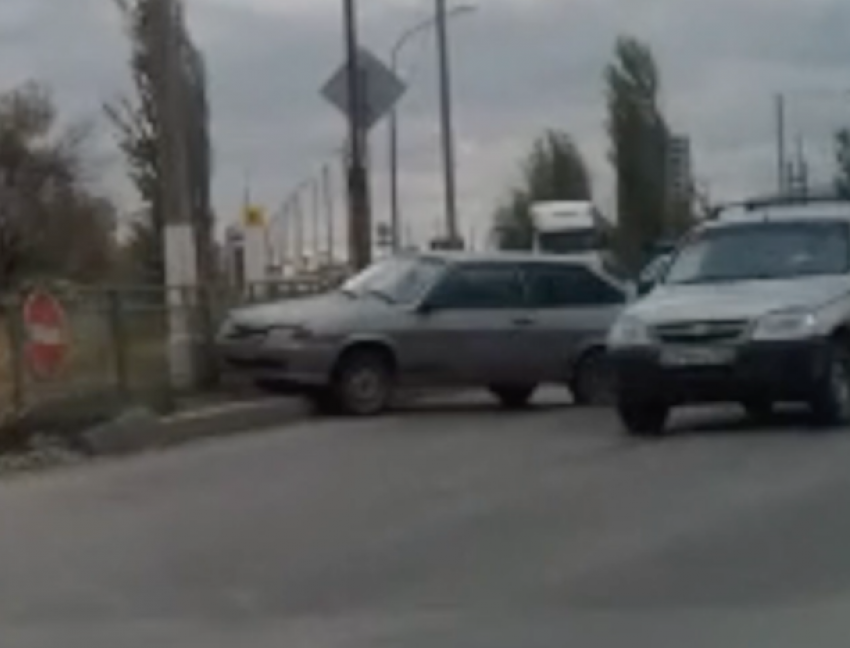 Российский автомобиль чудом остановился перед столбом в Волжском