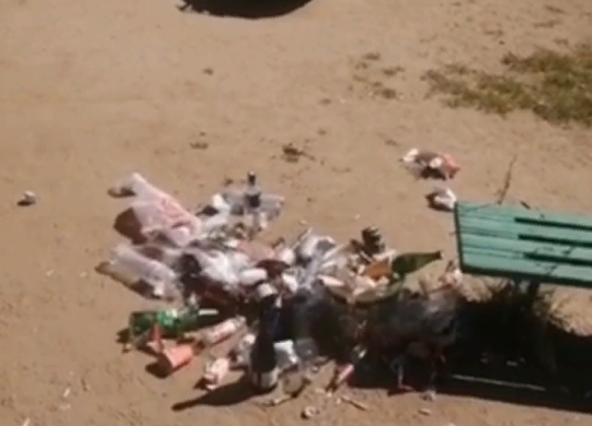 В Волжском детская площадка «зарастает» мусором: видео