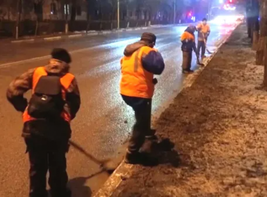 В Волжском за ночь обработали сотни километров дорог от гололеда