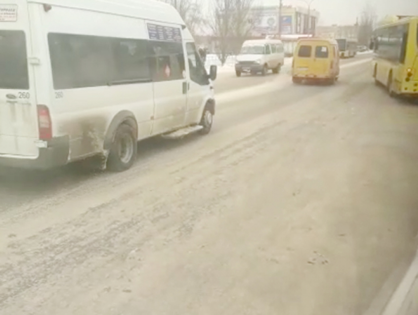 Администрация Волжского игнорирует заледенелые дороги