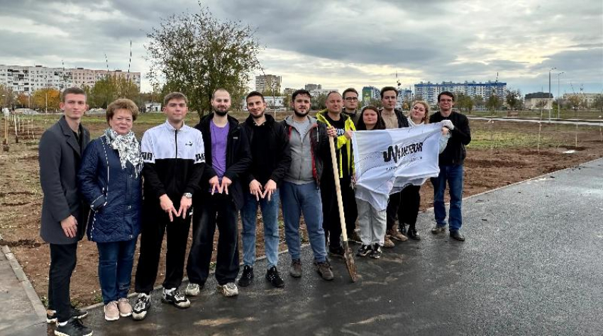 В Волжском обновляют зеленый фонд: тысячи новых деревьев украшают город