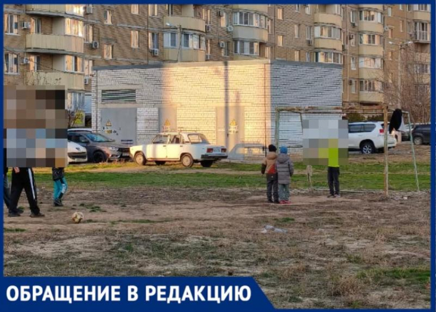 В Волжском в 38 микрорайоне дети играют в футбол в грязи: старые ворота могут упасть в любой момент