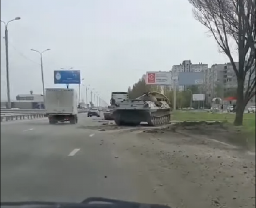 В Волгограде бронетехника вспахала асфальт: видео