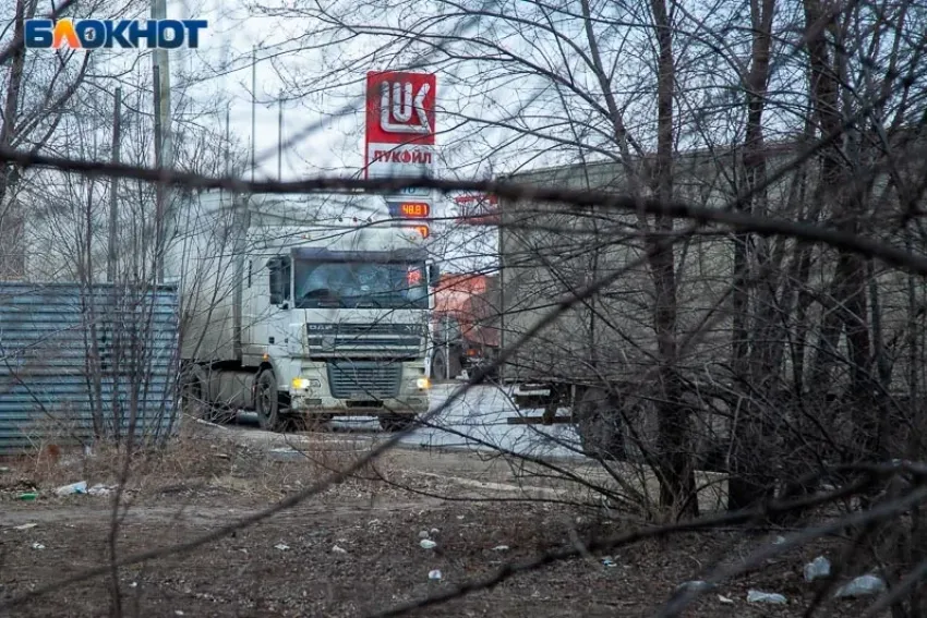 В Волжском водитель иномарки едва не погиб, врезавшись в «Камаз»