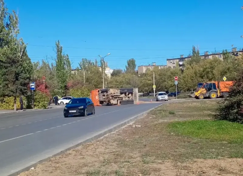 КамАЗ перевернулся на кольце Карбышева в Волжском