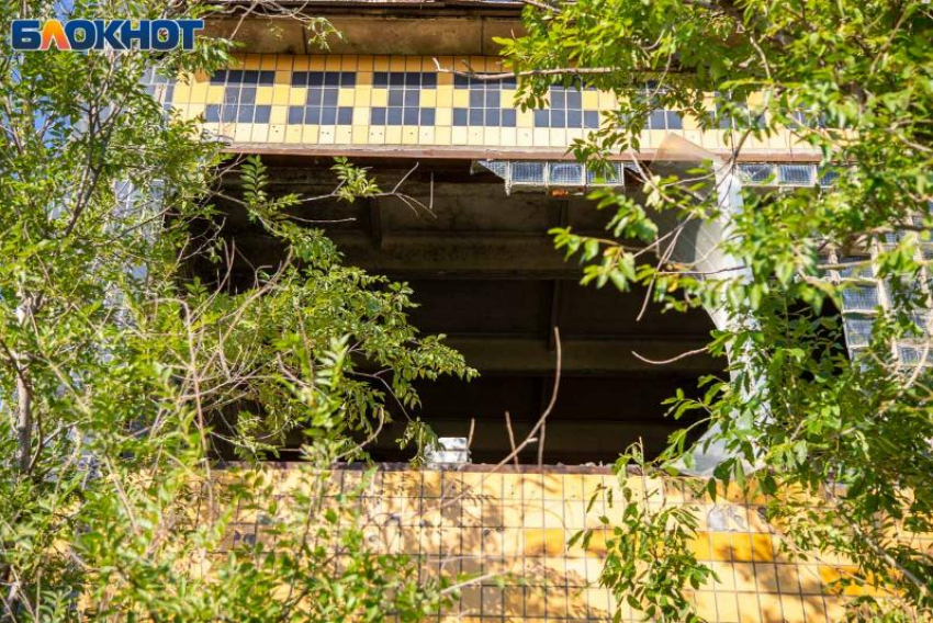 В Волжском из окна четвертого этажа выпал пенсионер