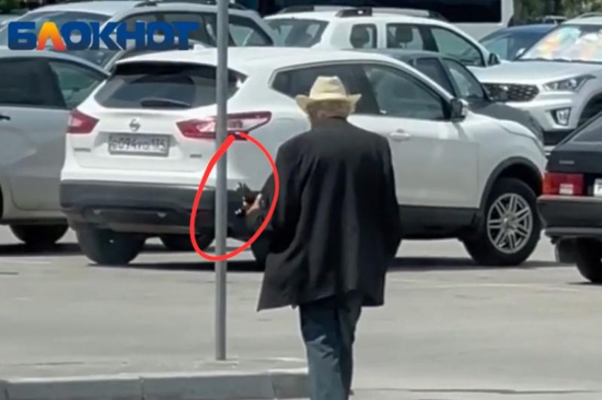 На парковке ТЦ «Волгамолл» мужчина размахивал пистолетом: видео