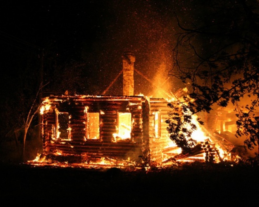 Под Волгоградом при пожаре обрушилась кровля и едва не сгорел 47-летний селянин