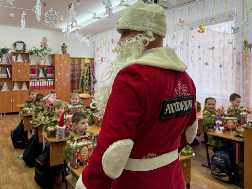 Дед Мороз в погонах: Росгвардия поздравила кадет Волжского 