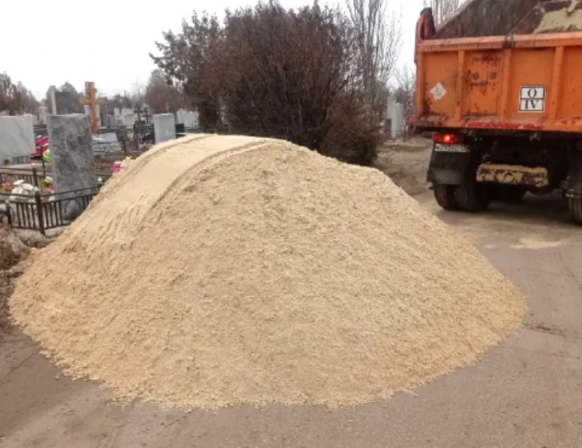 Волжские кладбища готовят к Пасхе и весенним праздникам