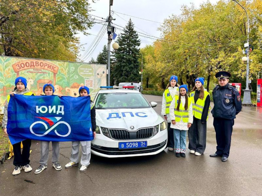 В Волжском сотрудники ГАИ и юные инспекторы провели семейный праздник