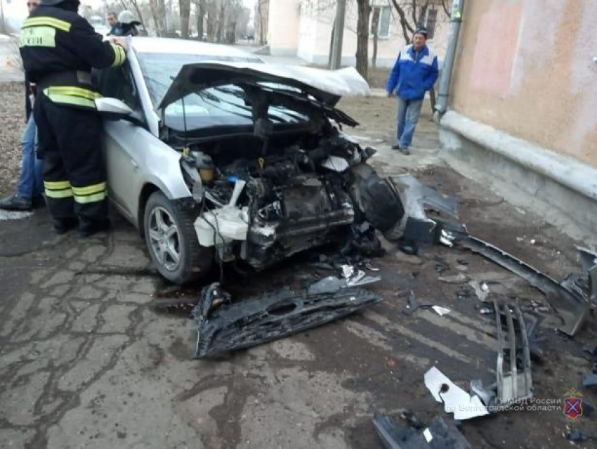 Стали известны подробности столкновения автомобиля с домом в Волжском
