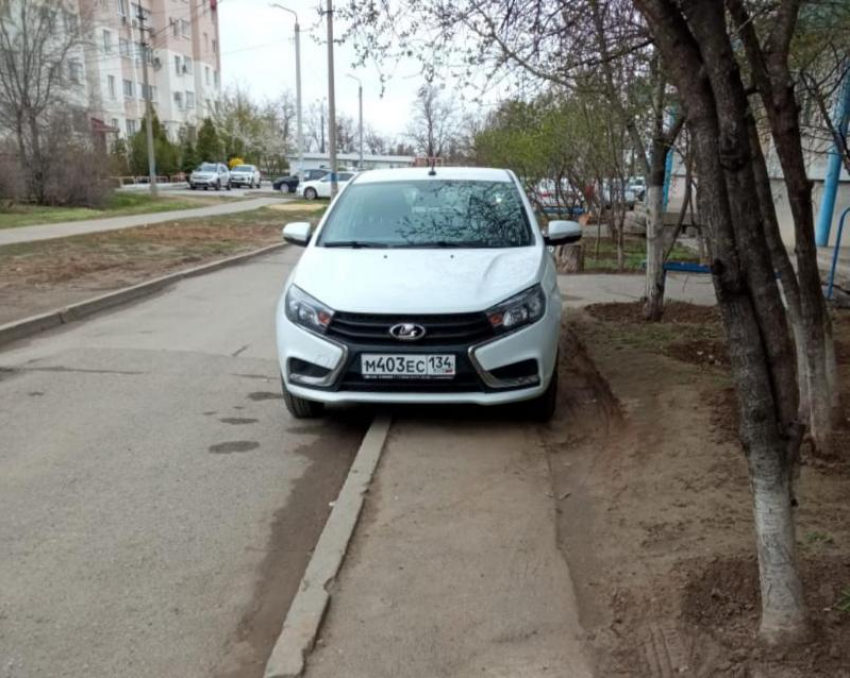 Машина «ЯндексТакси» паркуется на тротуаре в одном из дворов Волжского