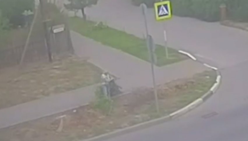 В Волжском заставили нарушителя, выбросившего ветки, убрать за собой