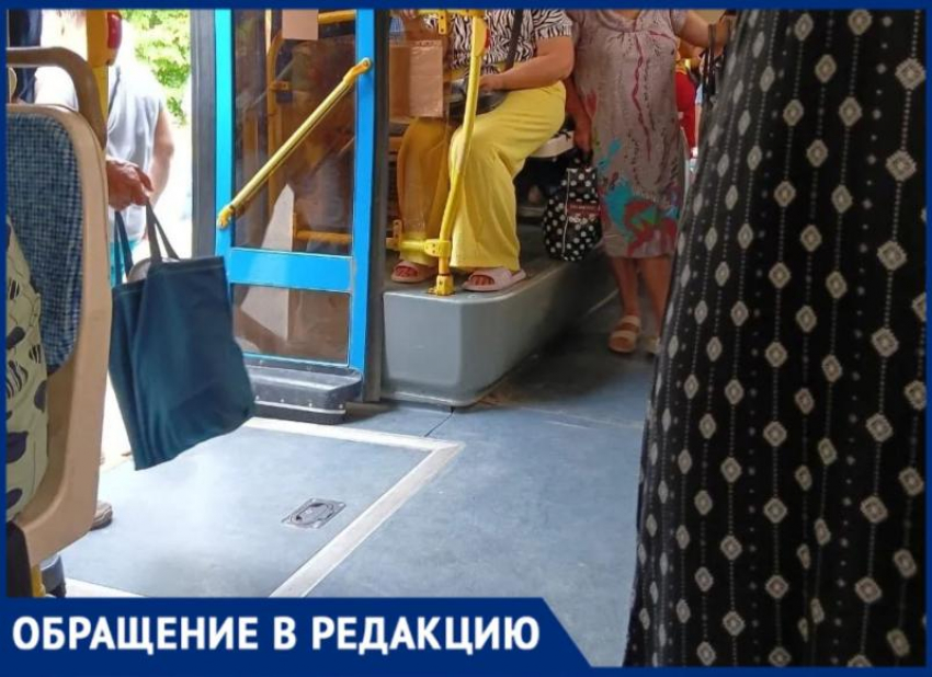 В Волжском кондуктор отказался посадить ребенка на свободное место в давке