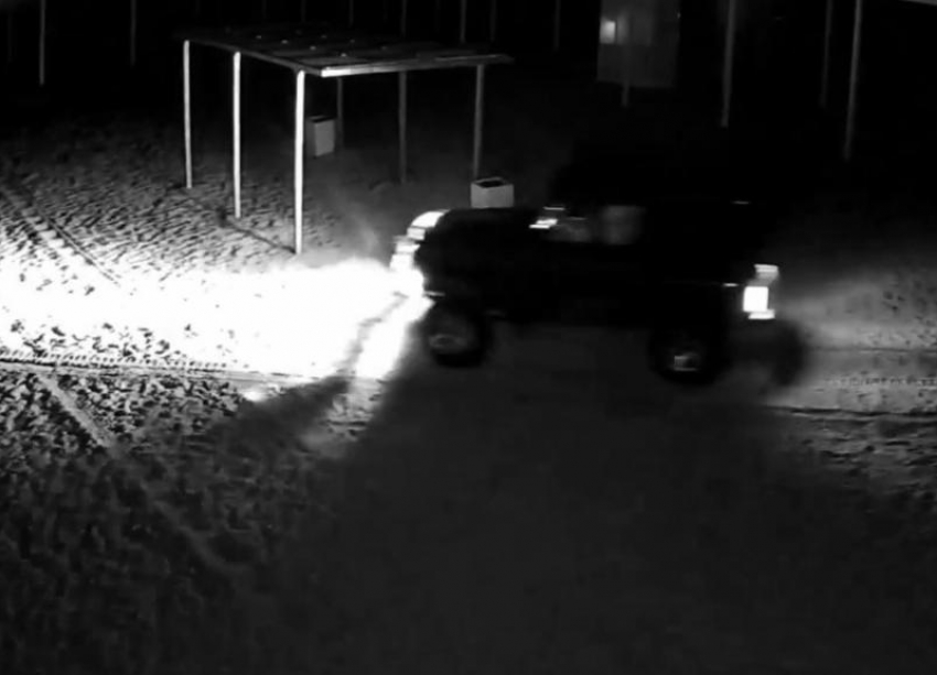 В Волжском ищут водителя, устроившего гонки на пляже: видео