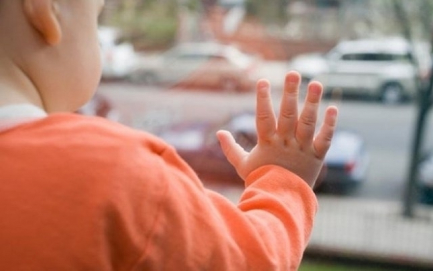 В Волгограде 2-летний мальчик выпал из окна третьего этажа