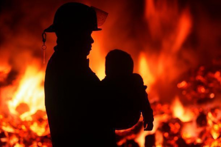 Из горящего под Волгоградом дома спасатели вынесли пятерых детей 