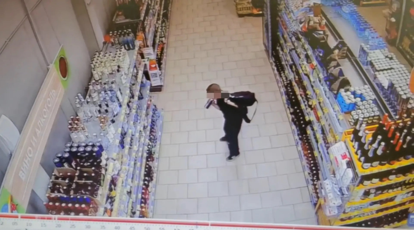 10-летний школьник нюхал газовой баллон посреди магазина, воровал и бросался на взрослых в Волжском: видео