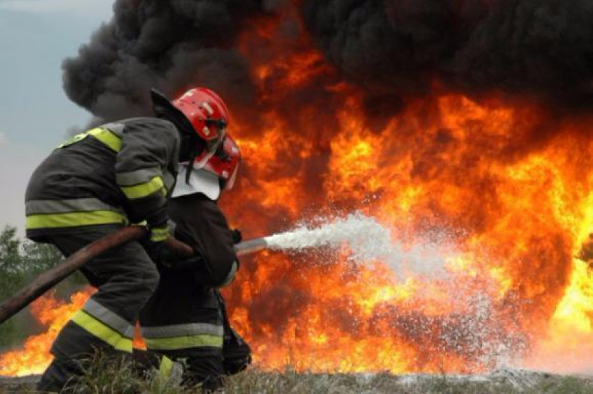 В Среднеахтубинском районе неизвестный спалил металлический вагончик