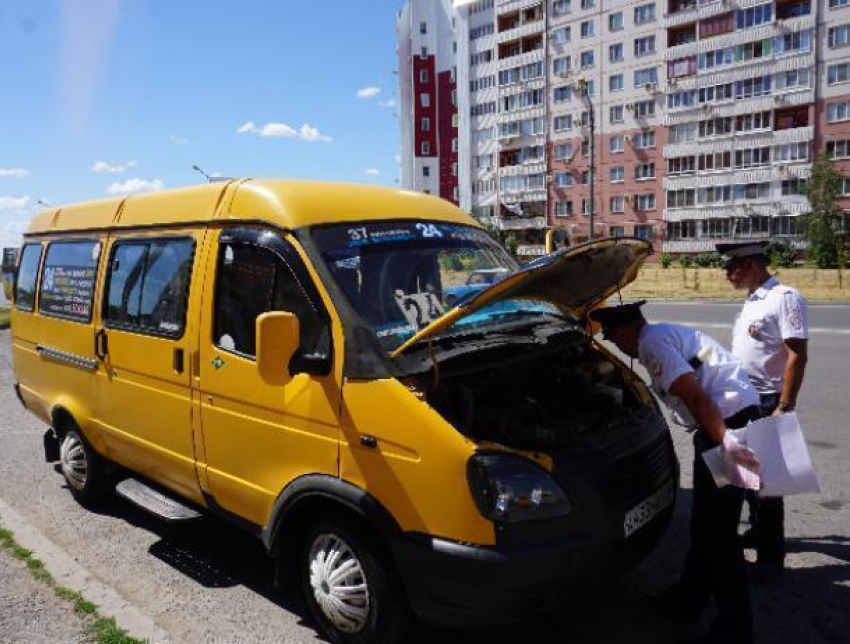 Водителей, использующих остановки в качестве парковок, стали штрафовать в Волжском