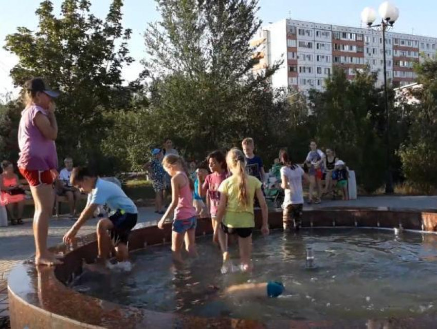 Подрастающие вандалы купаются в фонтанах и залезают на памятник, - волжанка