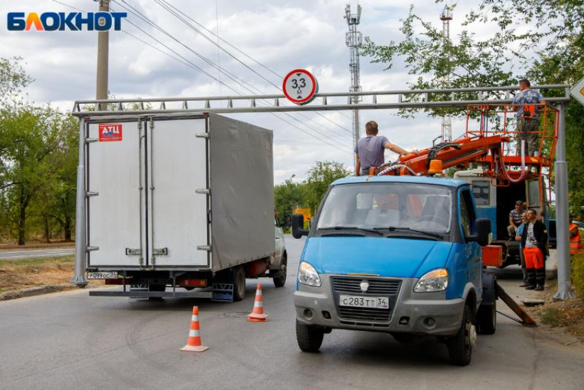 От 100 до 150 тысяч: сколько в Волжском тратят на починку оградительной арки на Набережной