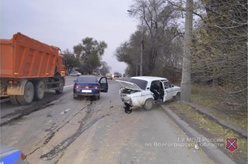 В Волгограде житель Калмыкии едва не угробил в ДТП двоих детей