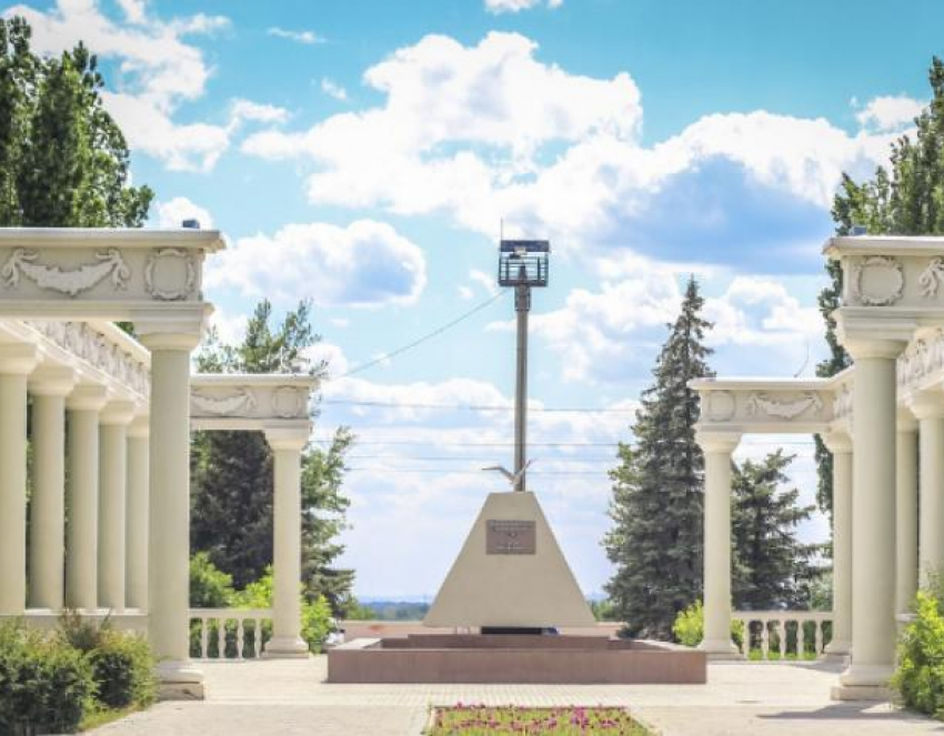 Памятник Первостроителям в Волжском оборудовали подсветкой, а фонтан пенными столбами 
