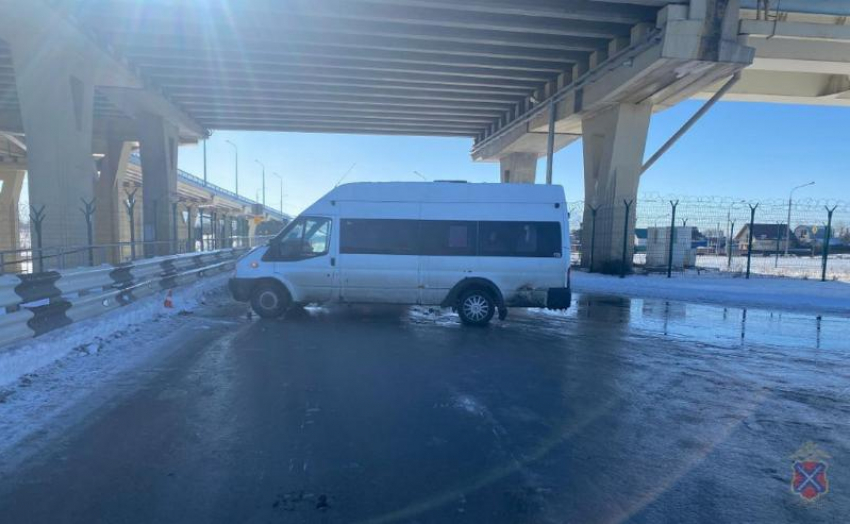 Пассажирский автобус протаранил ограждение недалеко от Волжского: трое пострадавших