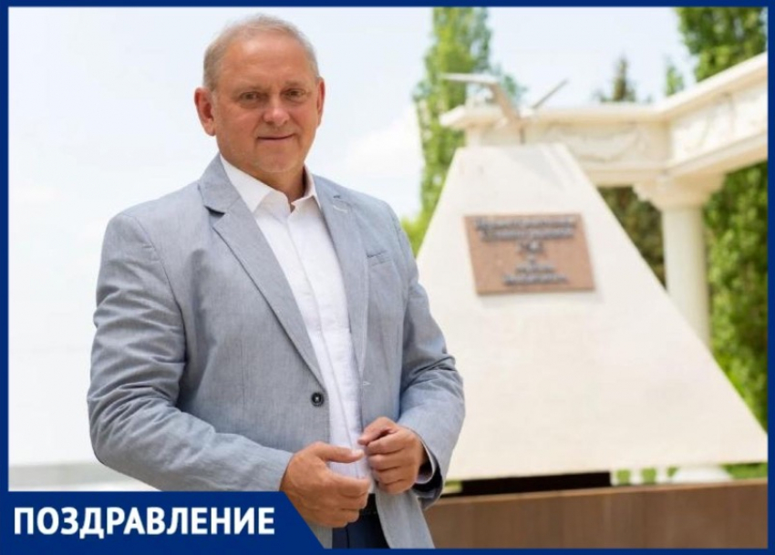 Глава Волжского Игорь Воронин поздравил учителей с профессиональным праздником