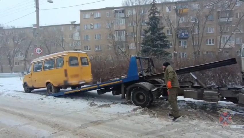 В Волжском усилили контроль за неправильной парковкой: десятки авто отправлены на спецстоянку