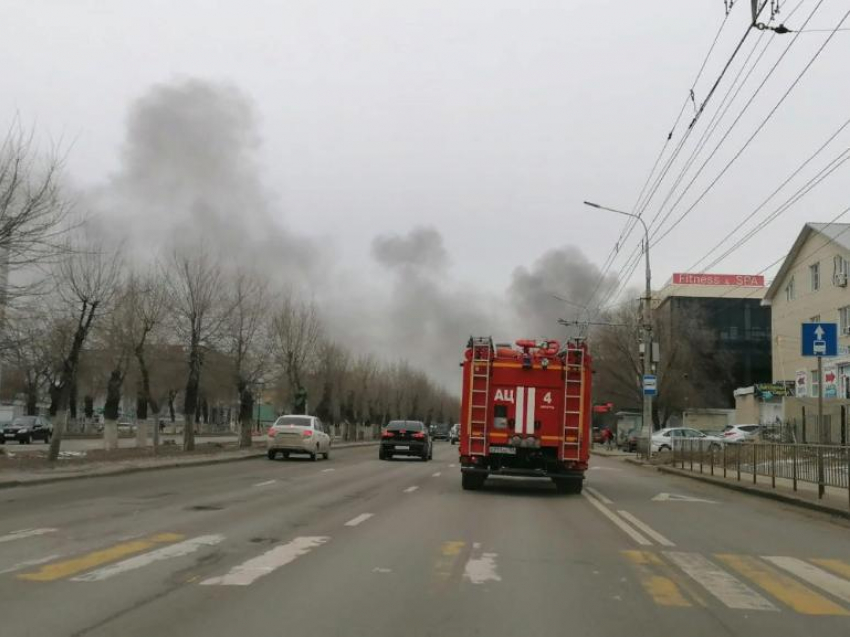 Подробности страшного пожара в Волгограде: горит Качинский рынок