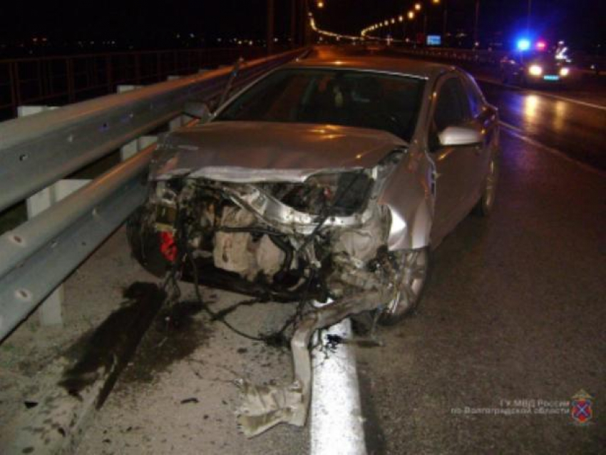 Отчаянный водитель влетел в перекрытие на мосту
