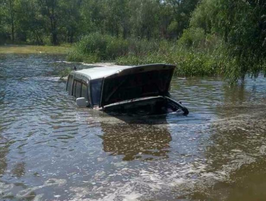 Волжские экстремалы утопили машины, понтуясь перед девчонками