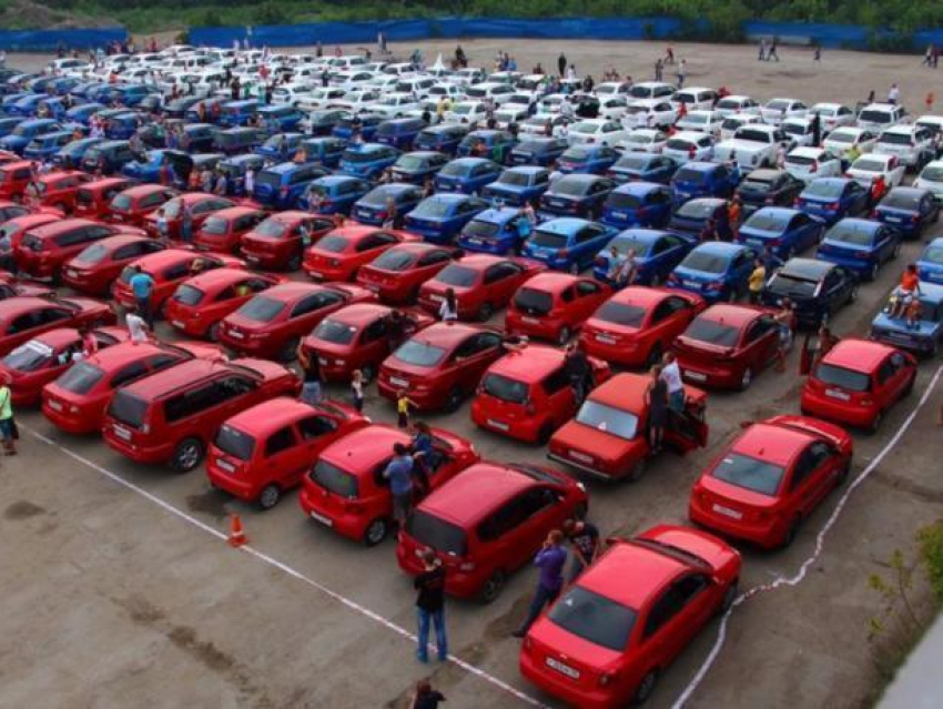 Владельцев синих, красных и белых авто пригласили выстроиться в форме триколора в Волжском 