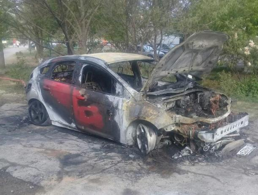 В Волжском неизвестные ночью подожгли Ford Focus