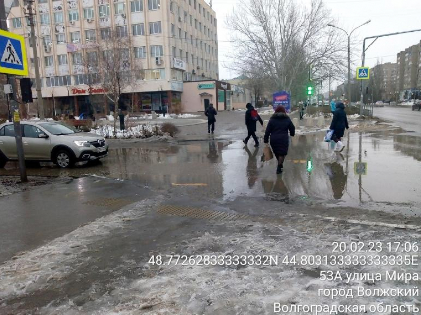 В Волжском подрядчик за год не нашел времени на пешеходный переход из-за «занятости»