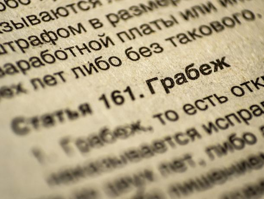 Под Волжским двое мужчин ограбили магазин и отметили это в кафе