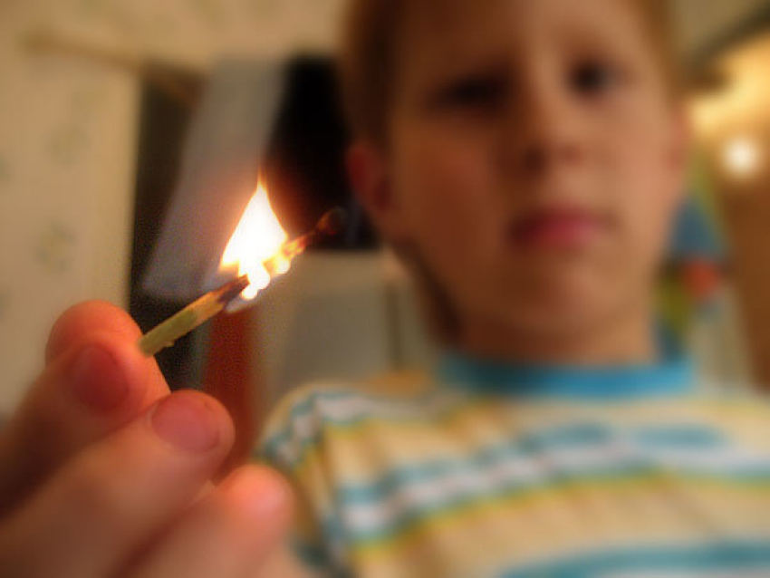 Под Волгоградом детская шалость стала причиной пожара 