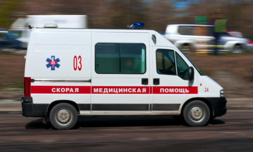 35-летний мужчина выпрыгнул из машины скорой на трассе под Волгоградом и погиб
