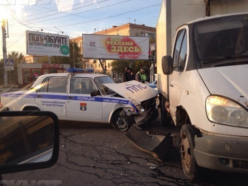 На западе Волгограда полицейская легковушка попала в ДТП 